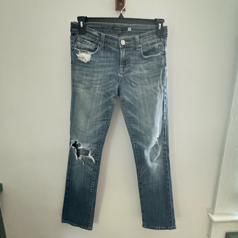 Junior’s Vigoss distressed straight jeans. Size 7